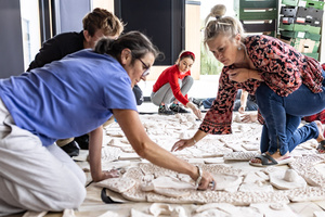 „Kompozycja miejska” - warsztaty ceramiczne - Uczestnicy podczas warsztatów