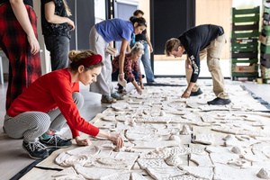 „Kompozycja miejska” - warsztaty ceramiczne - Uczestnicy podczas warsztatów