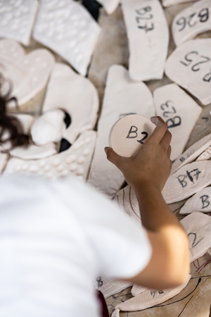 „Kompozycja miejska” - warsztaty ceramiczne - Uczestnicy warsztatów podczas szkliwienia