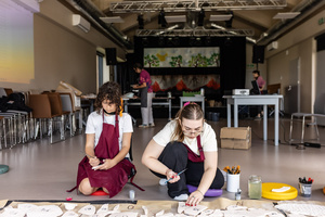 „Kompozycja miejska” - warsztaty ceramiczne - Uczestnicy warsztatów podczas szkliwienia