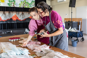 „Kompozycja miejska” - warsztaty ceramiczne - Uczestnicy warsztatów podczas szkliwienia