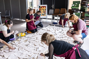 „Kompozycja miejska” - warsztaty ceramiczne - Uczestnicy warsztatów podczas szkliwienia