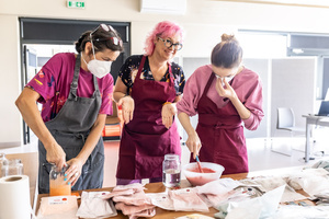 „Kompozycja miejska” - warsztaty ceramiczne - Uczestnicy warsztatów podczas szkliwienia