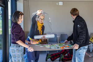 montaż ceramiki na tarasie widokowym - Uczestnicy podczas przygotowań do montażu