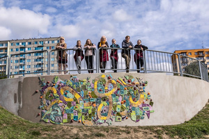 montaż ceramiki na tarasie widokowym - Uczestnicy wraz z zamontowaną kompozycją