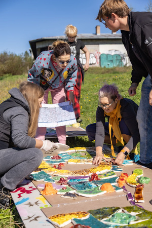 montaż ceramiki na tarasie widokowym - Uczestnicy podczas montażu