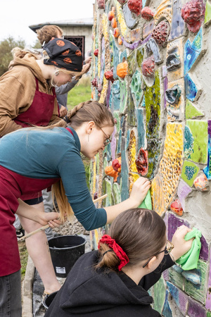 montaż ceramiki na tarasie widokowym - Uczestnicy podczas montażu