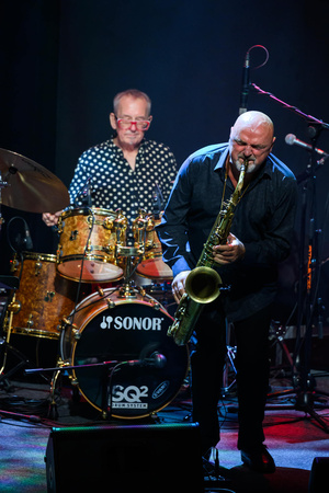 Koncert: Walk Away / Jazzowa jesień w TCK - Muzycy na scenie Kina Marzenie w trakcie występu, w świetle reflektorów.