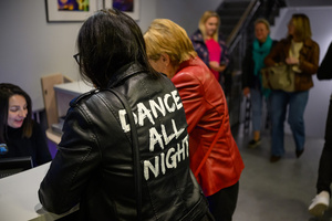 Koncert: Walk Away / Jazzowa jesień w TCK - Publiczność przed koncertem w Kinie Marzenie – wejście, hol i oczekiwanie na rozpoczęcie.