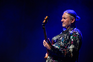 Koncert: Walk Away / Jazzowa jesień w TCK - Muzycy na scenie Kina Marzenie w trakcie występu, w świetle reflektorów.