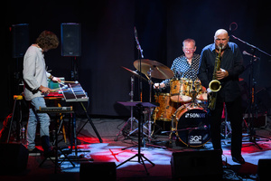 Koncert: Walk Away / Jazzowa jesień w TCK - Muzycy na scenie Kina Marzenie w trakcie występu, w świetle reflektorów.