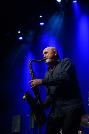 Koncert: Walk Away / Jazzowa jesień w TCK - Muzycy na scenie Kina Marzenie w trakcie występu, w świetle reflektorów.