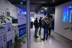 Koncert: Walk Away / Jazzowa jesień w TCK - Publiczność przed koncertem w Kinie Marzenie – wejście, hol i oczekiwanie na rozpoczęcie.