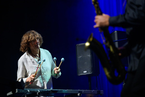 Koncert: Walk Away / Jazzowa jesień w TCK - Muzycy na scenie Kina Marzenie w trakcie występu, w świetle reflektorów.