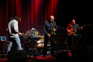 Koncert: Walk Away / Jazzowa jesień w TCK - Muzycy na scenie Kina Marzenie w trakcie występu, w świetle reflektorów.