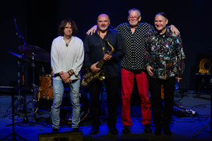 Koncert: Walk Away / Jazzowa jesień w TCK - Muzycy na scenie Kina Marzenie w trakcie występu, w świetle reflektorów.