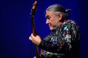 Koncert: Walk Away / Jazzowa jesień w TCK - Muzycy na scenie Kina Marzenie w trakcie występu, w świetle reflektorów.