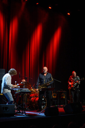 Koncert: Walk Away / Jazzowa jesień w TCK - Muzycy na scenie Kina Marzenie w trakcie występu, w świetle reflektorów.