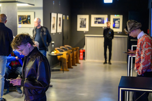 Koncert: Walk Away / Jazzowa jesień w TCK - Publiczność przed koncertem w Kinie Marzenie – wejście, hol i oczekiwanie na rozpoczęcie.