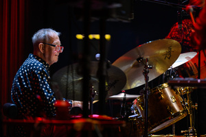 Koncert: Walk Away / Jazzowa jesień w TCK - Muzycy na scenie Kina Marzenie w trakcie występu, w świetle reflektorów.