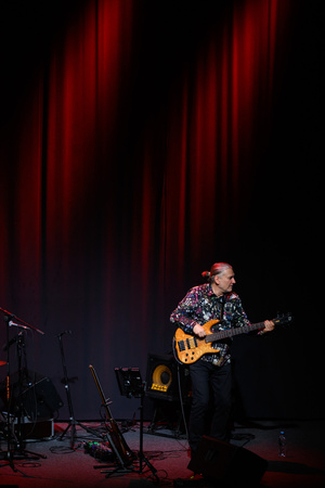 Koncert: Walk Away / Jazzowa jesień w TCK - Muzycy na scenie Kina Marzenie w trakcie występu, w świetle reflektorów.