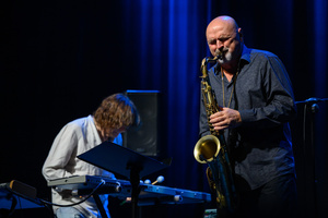 Koncert: Walk Away / Jazzowa jesień w TCK - Muzycy na scenie Kina Marzenie w trakcie występu, w świetle reflektorów.