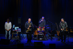 Koncert: Walk Away / Jazzowa jesień w TCK - Muzycy na scenie Kina Marzenie w trakcie występu, w świetle reflektorów.