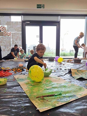 Warsztaty sensoplastyczne - Uczestnik warsztatów malujący farbami