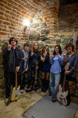 Koncert S.M.Rock - Backstage - uczniowie przygotowują się do występu na scenie.