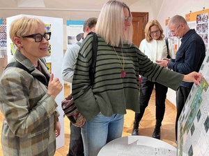 Wernisaż wystawy „Płytka Tarnowska” - Uczestnicy podczas wernisażu