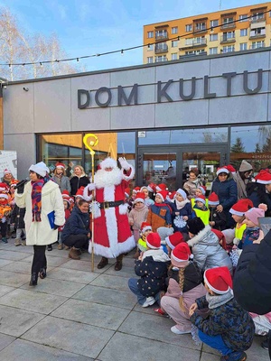 Choinka dzieci - Dzieci podczas akcji pod domem kultury