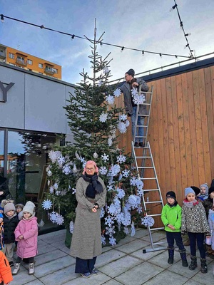 Choinka dzieci - Dzieci podczas akcji pod domem kultury