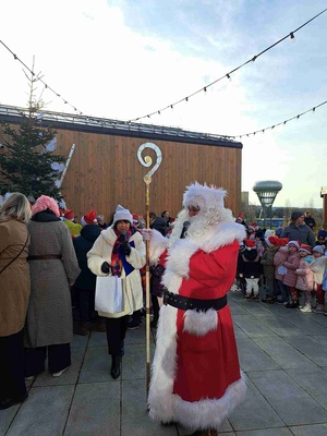 Choinka dzieci - Mikołaj pod Domem Kultury