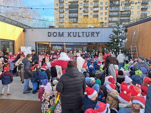 Choinka dzieci - Dzieci podczas akcji pod domem kultury