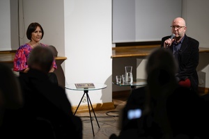 Wystawa: Nim zgaśnie Słońce - Na drugim planie od lewej autorka Małgorzata Sikora i prowadzący spotkanie Tomasz Sobczak.