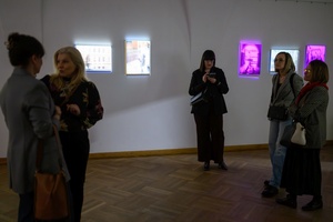 Wystawa: Nim zgaśnie Słońce - Publiczność oglądająca wystawę.