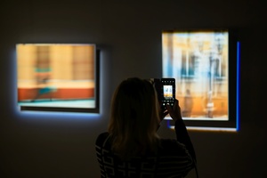 Wystawa: Nim zgaśnie Słońce - Publiczność oglądająca wystawę.