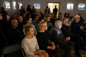 Wystawa: Nim zgaśnie Słońce - Publiczność podczas spotkania z autorką.