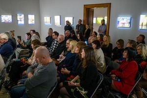 Wystawa: Nim zgaśnie Słońce - Publiczność podczas spotkania z autorką.