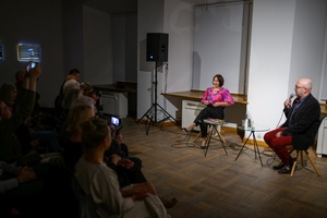 Wystawa: Nim zgaśnie Słońce - Na drugim planie od lewej autorka Małgorzata Sikora i prowadzący spotkanie Tomasz Sobczak.