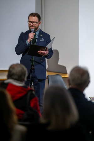 Wystawa: Nim zgaśnie Słońce - Marcin Dąbek zapowiadający spotkanie z autorką podczas otwarcia.