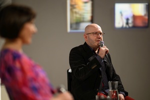 Wystawa: Nim zgaśnie Słońce - Na drugim planie od lewej autorka Małgorzata Sikora i prowadzący spotkanie Tomasz Sobczak.