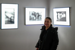 Wystawa: Nim zgaśnie Słońce - Publiczność oglądająca wystawę.