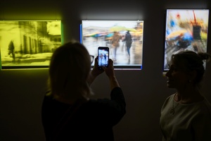 Wystawa: Nim zgaśnie Słońce - Publiczność oglądająca wystawę.