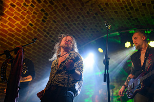 Koncert: The Bad Tales - Maksymilian Kwapień - wokalista The Bad Tales podczas koncertu w Piwnicach TCK