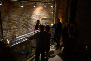 Koncert: The Bad Tales - Publiczność gromadząca się w Piwnicach TCK