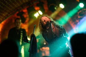 Koncert: The Bad Tales - Maksymilian Kwapień - wokalista The Bad Tales podczas koncertu w Piwnicach TCK