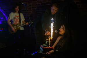 Koncert: The Bad Tales - Managerka zespołu Anna Wilk składająca życzenia dla zespołu.