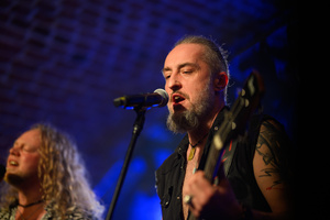 Koncert: The Bad Tales - Paweł „Muzzy” Mikosz  - basista The Bad Tales podczas koncertu w Piwnicach TCK