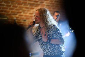 Koncert: The Bad Tales - Maksymilian Kwapień - wokalista The Bad Tales podczas koncertu w Piwnicach TCK